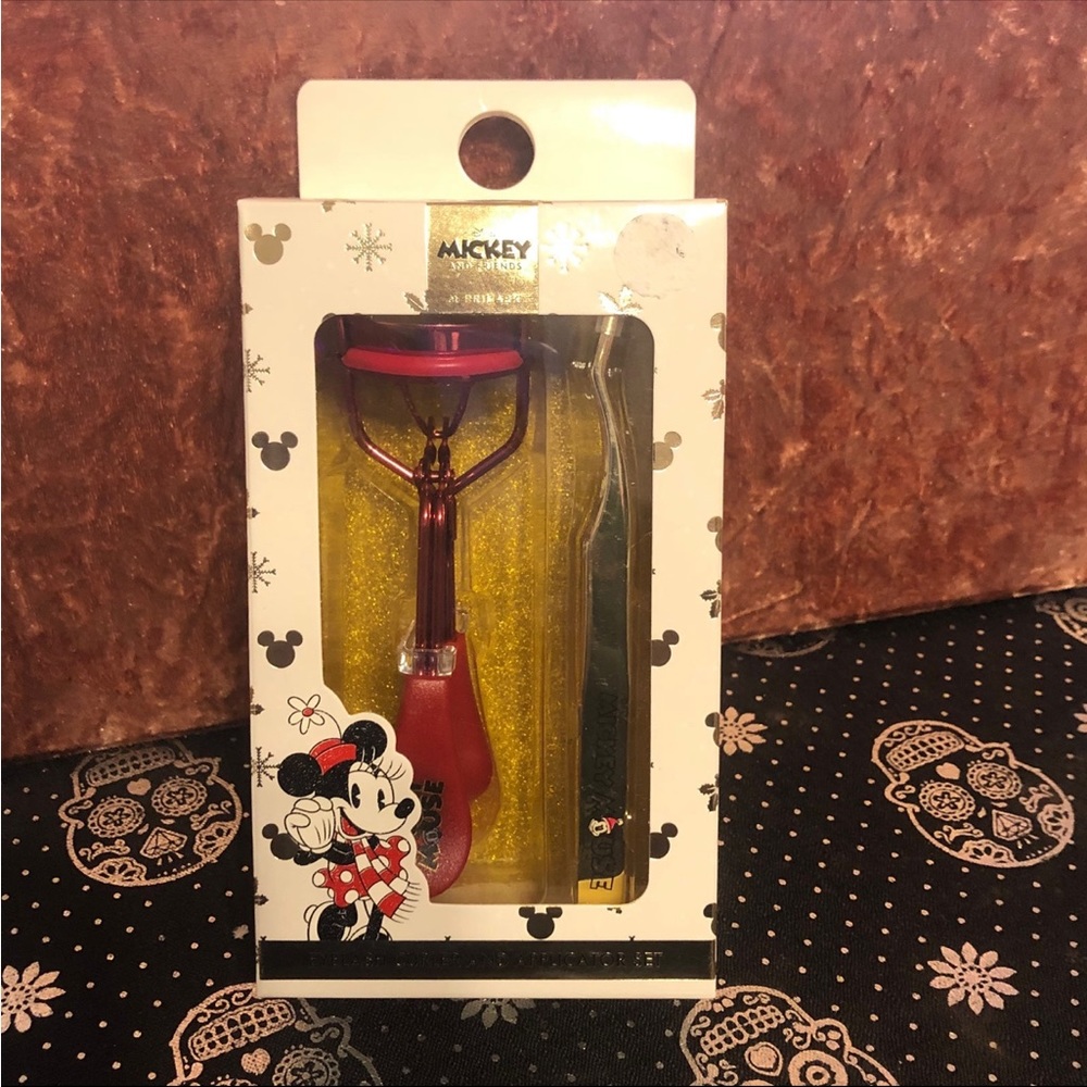 Disney Mickey Mouse set
Includes eyelash curler & tweezers